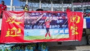 诠释足球温度！亚泰球迷看台拉横幅：欢迎莱昂纳多回家
